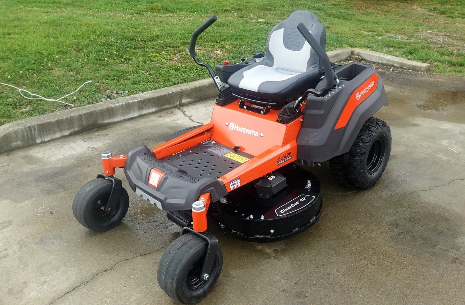 Husqvarna Z242F Special Edition 42″ Zero Turn Mower, 21.5HP Kawasaki Engine (Scratch & Dent) - Image 4